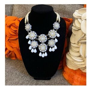 ❣️🆕Banana Republic White Floral Statement Bib Necklace❣️
